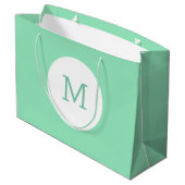 Trendy Elegant Modernes Mint Green Color Monogram Große Geschenktüte (Rückseite Schrägansicht)