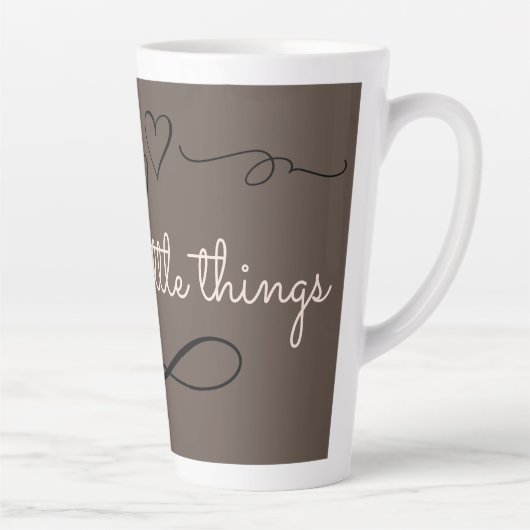 Trendy Enjoy The Little Things Brownish Script Milchtasse (Rechts)