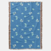 Trendy Eukalyptus-Blätter auf Französisch Blau Decke (Vorderseite Vertikal)