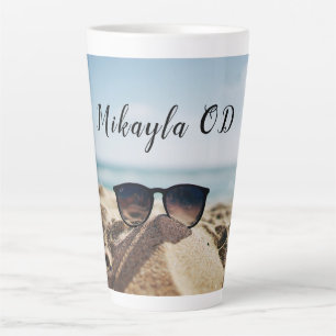 Trendy Eyeglasses auf einem optischen Strand Milchtasse