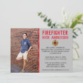 Trendy Feuerwehrmann-SchulAbschluss-Mitteilung Einladung (Stehend Vorderseite)