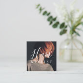 Trendy Friseur White Script Friseur Foto Quadratische Visitenkarte (Stehend Vorderseite)