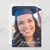 Trendy Full Abschluss Foto White Script Overlay Ankündigung (Vorderseite)