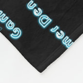 Trendy GAMERS DEN Cosy Blanket mit dem Namen Neon Fleecedecke (Ecke)