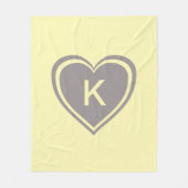 Trendy-gelbe und graue Herzmonogramm Valentine Fleecedecke (Vorderseite)