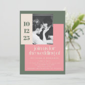 Trendy Geometric Pink and Green Foto Wedding Einladung (Stehend Vorderseite)