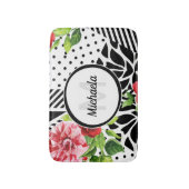 Trendy Geometric Stripe Muster Red Foral Monogram Badematte (Vorderseite Vertikal)