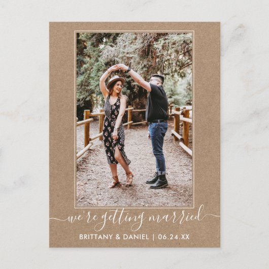 Trendy Getting Married Kraft Save the Date Postkarte (Vorderseite)