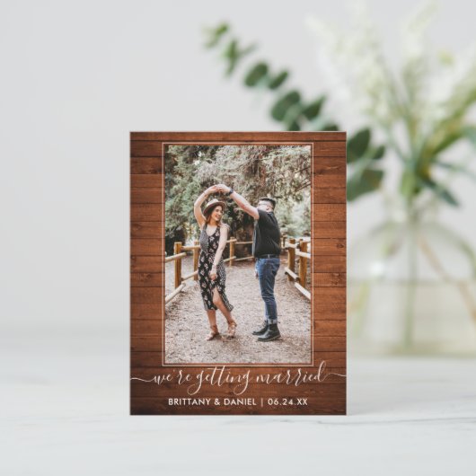 Trendy Getting Married Rustic Wood Save the Date Postkarte (Stehend Vorderseite)