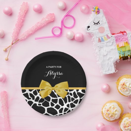 Trendy Giraffe Print Golden Yellow Bow mit Namen Pappteller (Party)