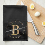 Trendy Girly Black Name Monogram Script Geschirrtuch<br><div class="desc">Girly, trendig, elegant, modern, schwarz gold monogramm Anfangsname Skript personalisierte mit Monogramm Küchentücher. Mit einem Monogramm-Initial- und einem gürtelhaften Namensskript in einem handgeschriebenen Kalligraphie-Schwanz-Schriftart und einem gepunkteten Kreisrahmen um Ihr Monogramm. Perfektes weibliches Geschenk für Schwesterin, Mutter, Freundin, Geburtstag, Hochzeit, Brautparty, süße 16 Geburtstagsparty, oder alle, die Lieben hübsche mädchenhafte Moderne...</div>