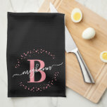 Trendy Girly Pink Black Name Monogram Script Geschirrtuch<br><div class="desc">Girly, trendig, elegant, modern, rosa und schwarz weiß Anfangsnamen Drehbuch personalisiert mit Monogramm Küchentücher. Mit einem Monogramm-Initial- und einem gürtelhaften Namensskript in einem handgeschriebenen Kalligraphie-Schwanz-Schriftart und einem gepunkteten Kreisrahmen um Ihr Monogramm. Perfektes weibliches Geschenk für Schwesterin, Mutter, Freundin, Geburtstag, Hochzeit, Brautparty, süße 16 Geburtstagsparty, oder alle, die Lieben hübsche mädchenhafte...</div>