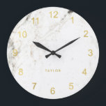 Trendy Glam Falsch Gold Look and White Marble Große Wanduhr<br><div class="desc">This elegant,  modern clock feys falsch gold look numerals on white marble look background.</div>