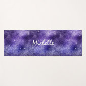 Trendy Glam Glitzer Monogram Name Lila Yogamatte (Vorderseite (Horizontal))