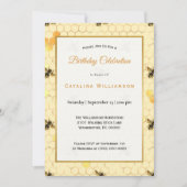 Trendy Gold Honeycomb Bee Birthday Einladung (Vorderseite)