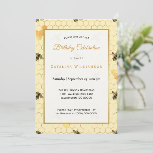 Trendy Gold Honeycomb Bee Birthday Einladung (Stehend Vorderseite)