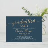 Trendy Gold Script Navy Blue Graduation Party Einladung (Stehend Vorderseite)