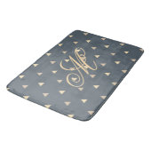 Trendy Gold Triangle Confetti auf grauem Monogramm Badematte (Schrägansicht)