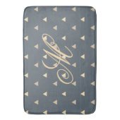 Trendy Gold Triangle Confetti auf grauem Monogramm Badematte (Vorderseite Vertikal)