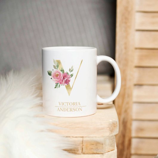 Trendy Gold Watercolor Blume Letter V | Monogramm Kaffeetasse
