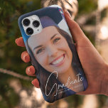 Trendy Graduate Foto White Script Abschluss Case-Mate iPhone 14 Hülle<br><div class="desc">Dieses trendy Gratulationen iPhone-Gehäuse mit ausgeklügeltem handgeschriebenem White Script über ein schicke Full Abschluss Foto. Passen Sie dieses grad Keepake Handy Geschenk mit Ihrem Namen und geschlossen Jahr an.</div>