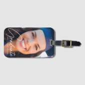 Trendy Graduate Foto White Script Abschluss Gepäckanhänger (Vorderseite (Horizontal))