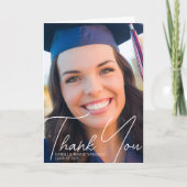 Trendy Graduate Foto White Script Overlay Dankeskarte (Vorderseite)