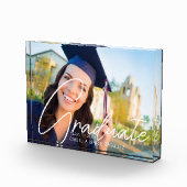 Trendy Graduate White Script Overlay Abschluss Fotoblock (Rechts)