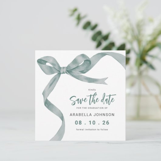 Trendy Green Bow Graduation Save The Date (Stehend Vorderseite)