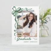 Trendy Green Bow Ribbon 2 FOTO Graduation Party Einladung (Stehend Vorderseite)