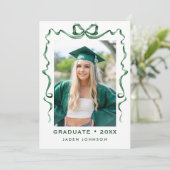 Trendy Green Bow Ribbon 4 FOTO Graduation Party I Einladung (Stehend Vorderseite)