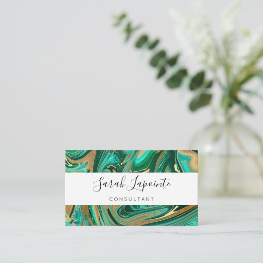 Trendy Green & Gold Liquid Marble Visitenkarte (Stehend Vorderseite)