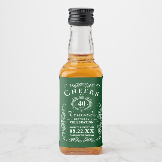 Trendy Green & White Typografy Birthday Partyl Alkoholflaschenetikett (Vorderseite)