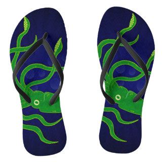 trendy grüner Tintenfisch im blauen Ozean Badesandalen