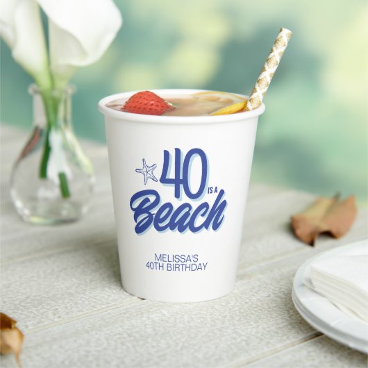 Trendy Hand Drawn Doodle 40 ist ein Strand Geburts Pappbecher (In Situ)