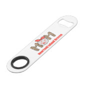 Trendy Hand gezeichnete Baseball-Mama Personalisie Speed Flaschenöffner (Vorderseite Schrägansicht)