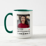 Trendy Happy Birthday Personalisiert Name Foto Tasse<br><div class="desc">Dieses personalisierte Song-Playlist Geburtstagsdesign kann mit Ihrer eigenen Nachricht an Ihren Ehemann, Ihre Ehefrau, Freund, Freundin, Mutter, Vater, Bruder, Schwester, Familie oder Freunde angepasst werden. Dazu können Sie das Wort "Geburtstag glücklich" durch Ihr eigenes kurzes, individuelles Wort/Zitat ersetzen. Der Name kann auch auf Ihren eigenen individuelle Name geändert werden. Sie...</div>