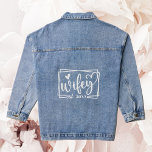 Trendy Heart Calligraphy Wifey Bride Wedding Jeansjacke<br><div class="desc">Die klassische,  trendige Denim-Jacke mit einem modernen gerahmten "Wifey"-Text in einem Wirblen Kalligrafieschrift mit Herz,  dem Jahr angepasst. Das perfekte Hochzeitsgeschenk und Sake für die wunderschöne Braut.</div>