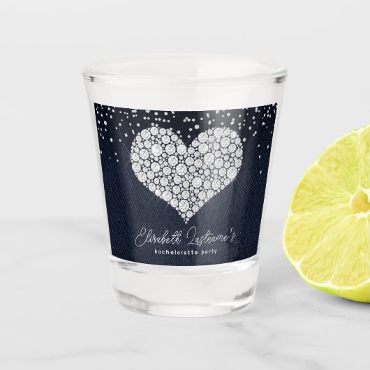 Trendy Heart Denim and Diamonds Bachelorette Party Schnapsglas (Vorderseite)
