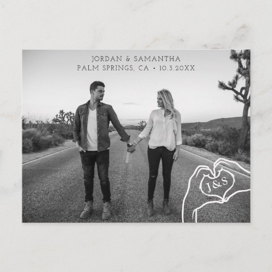 Trendy Heart Hands Monogramm Save the Date Postkar Postkarte (Vorderseite)