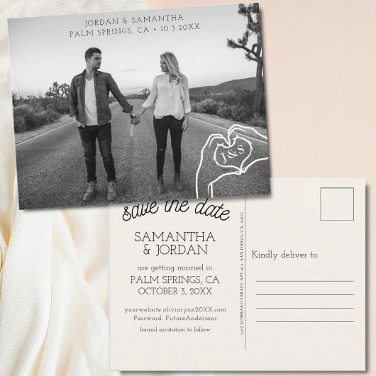 Trendy Heart Hands Monogramm Save the Date Postkar Postkarte