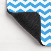 Trendy, hellblau Zickzack Zickzackstreifen. Mousepad (Ecke)