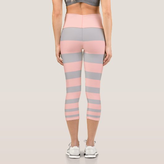 Trendy helle Korallen rosa und hellgrau gestreift Capri Leggings (Rückseite)