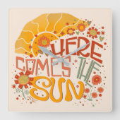 Trendy Hier kommt die Sun Quote Inspirivity Clock Quadratische Wanduhr (Vorderseite)