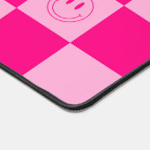 Trendy Hot Pink Checkered & Retro Happy Lächeln Schreibtischunterlage (Ecke)