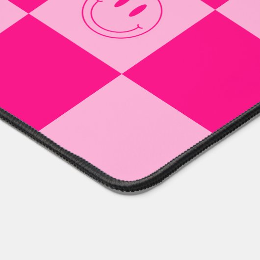 Trendy Hot Pink Checkered & Retro Happy Lächeln Schreibtischunterlage (Ecke)