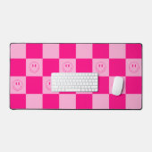 Trendy Hot Pink Checkered & Retro Happy Lächeln Schreibtischunterlage (Tastatur & Maus)