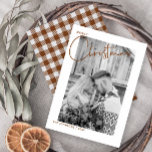 Trendy Kariert Frohe Weihnachts-Script Foto First<br><div class="desc">Dieses schöne, moderne Trendy Karierte Frohe Weihnachts-Script-Foto Erste Verheiratete Weihnachtskarte verfügt über Ihr Foto hinter einer weißen Grenze. Das Foto hat einen Schwarz-Weiß-Filter eingesetzt, um einen Schwarz-Weiß-Look für die Karte zu erstellen. Sie können den Filter ausschalten, wenn Sie es vorziehen. Das Wort "Merry" erscheint in der Bruch-Form in der oben...</div>
