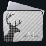 Trendy karierte Rotwild und graues gestreiftes Laptopschutzhülle<br><div class="desc">Stilvolles kariertes Rotwildprofil und graue gestreifte Laptophülse mit elegantem Monogramm.</div>