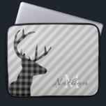Trendy karierte Rotwild und graues gestreiftes Laptopschutzhülle<br><div class="desc">Stilvolles kariertes Rotwildprofil und graue gestreifte Laptophülse mit elegantem Monogramm.</div>
